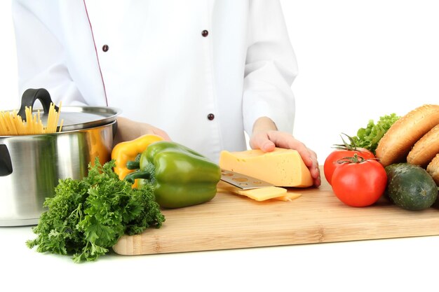 Osoba gotująca przy blacie